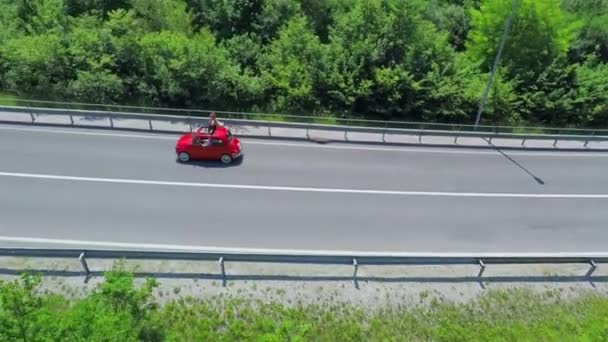 Машина едет по дороге, пересекающей шоссе — стоковое видео