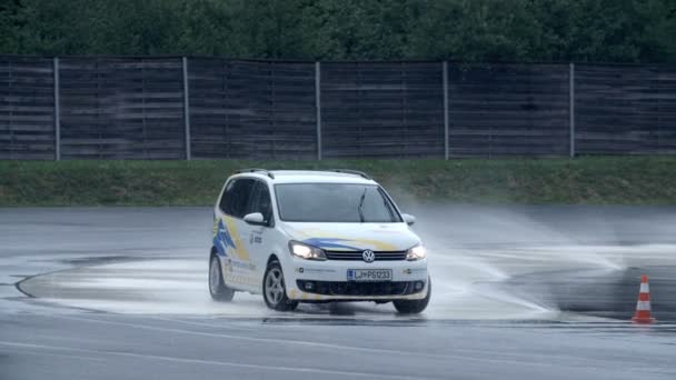 Paseos en coche en pista de carreras — Vídeo de stock