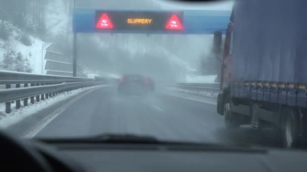 Coche de conducción, signo resbaladizo — Vídeo de stock