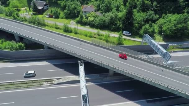 Vintage auto rijden op een landweg — Stockvideo