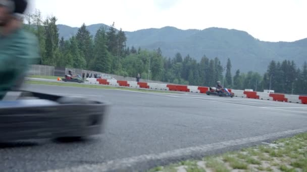 Winkelwagen concurrentie op circuit — Stockvideo