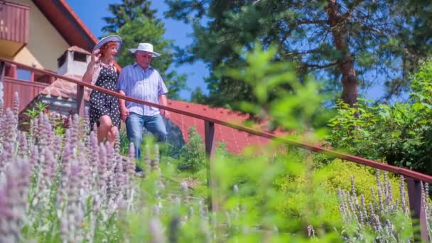 Par går ner för trappan från en restaurang — Stockvideo