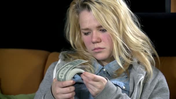 Menina segurando notas de dólar — Vídeo de Stock