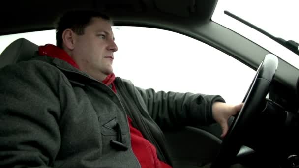 Hombre conduciendo en una carretera — Vídeo de stock