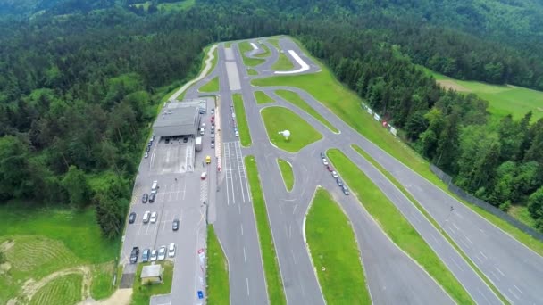 Pista de corrida com cursos de asfalto em um campo — Vídeo de Stock