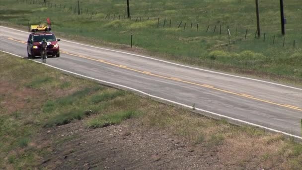 Concorrente de ciclismo avançando na pista — Vídeo de Stock