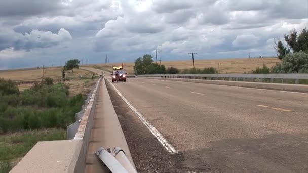 Fietsen deelnemer bevorderen op spoor — Stockvideo