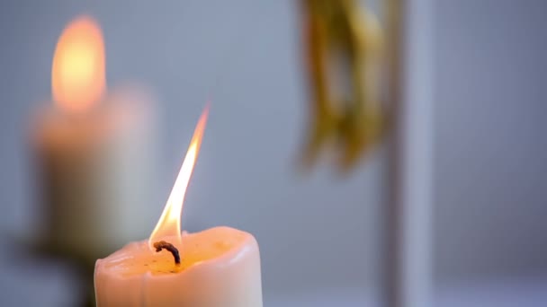 Зажигание свечей в церкви — стоковое видео