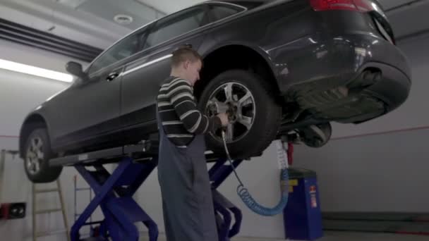 Vulcaniser checking tires — Stock Video