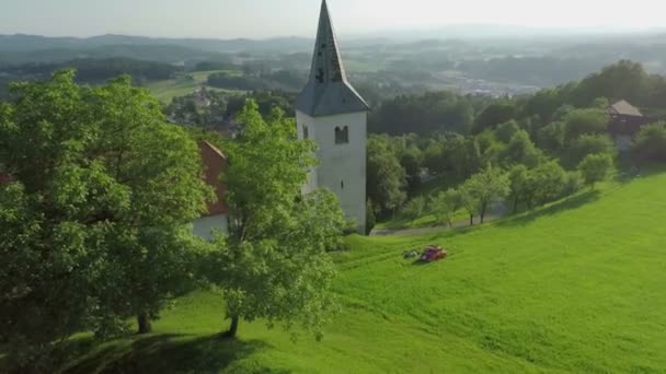 Isolerade kyrka med gröna landskapet — Stockvideo