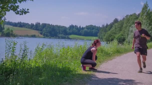Eine junge Dame schnürt ihre Schnürsenkel — Stockvideo