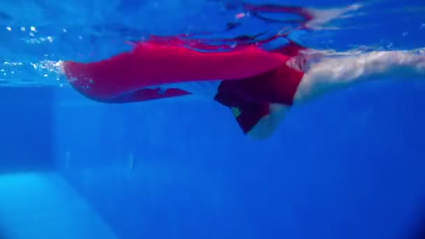 A fedett medence fiú. — Stock videók