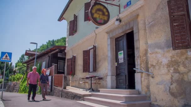 Coppia sta entrando in un ristorante vecchio stile — Video Stock