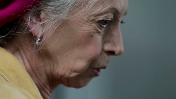Agile oude vrouw gezicht — Stockvideo
