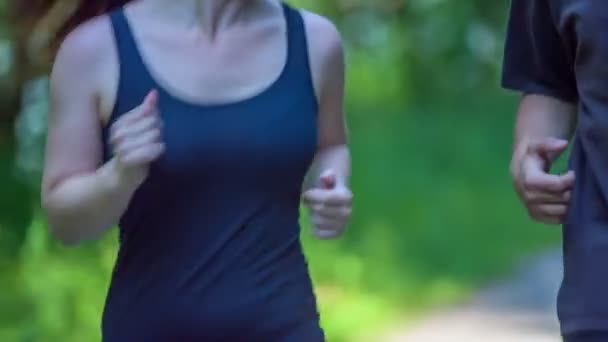 Mujer corriendo junto con su novio — Vídeo de stock