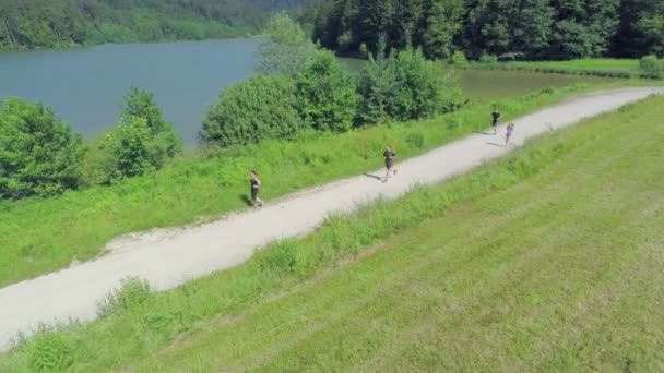 Молода леді пов'язуючи її на черевиках — стокове відео