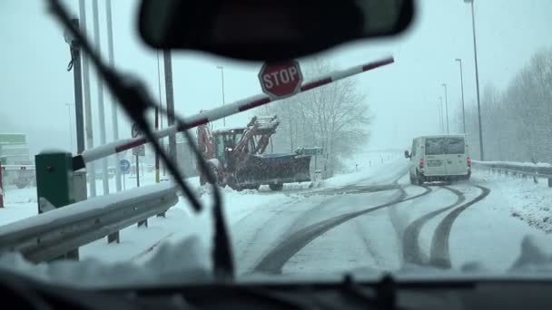 Conducir coche en invierno — Vídeo de stock