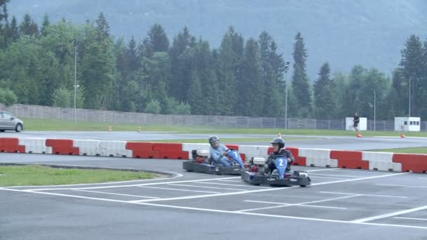 Compétition de chariots sur piste — Video