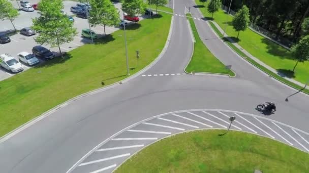 A motorcycle is driving on a roundabout — Stock Video
