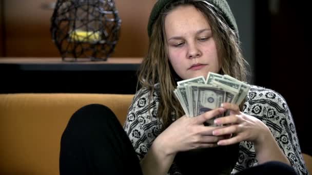 Chica sosteniendo billetes de dólar — Vídeos de Stock