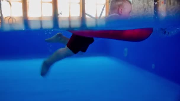 Мальчик в закрытом бассейне . — стоковое видео
