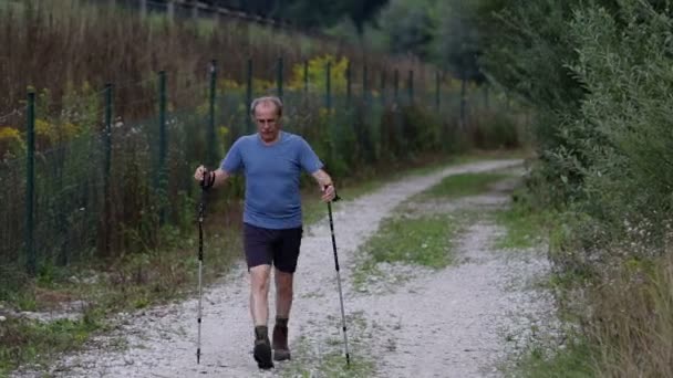 Homem trekking com postes — Vídeo de Stock