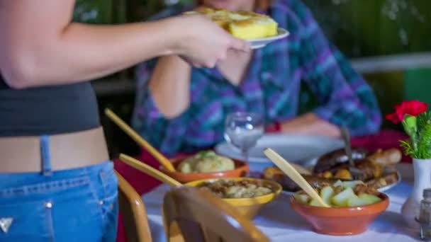 Serveerster brengt kaas gerold dumplings aan de tabel — Stockvideo