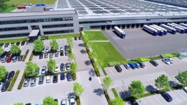 Une moto au volant dans le parking 