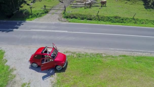 Pareja va dentro de su vintage coche — Vídeos de Stock