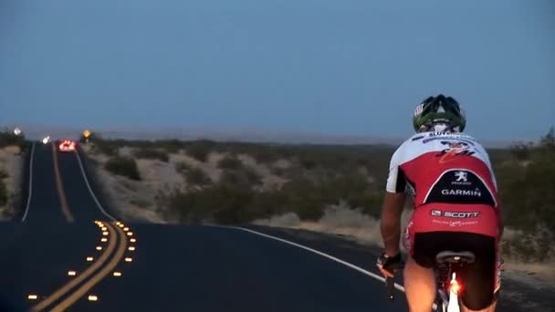 Kerékpáros versenyző a pályán halad — Stock videók