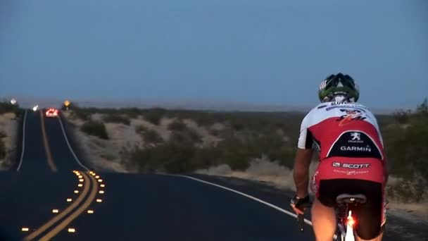 Concorrente de ciclismo avançando na pista — Vídeo de Stock