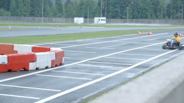 Carrinho concorrência na pista de corrida — Vídeo de Stock