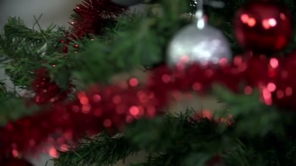 Fita vermelha na árvore de natal — Vídeo de Stock