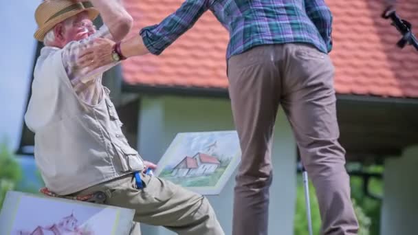 Hikers are coming on top of the hill where the artist is drawing — Stock Video