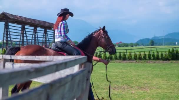 Ludzie na konie i ludzie chodzą konie — Wideo stockowe
