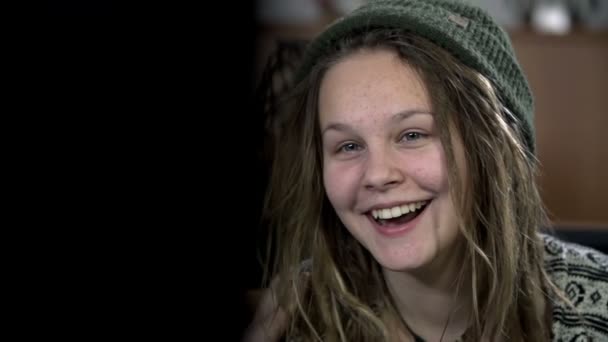 Menina assistindo a televisão — Vídeo de Stock