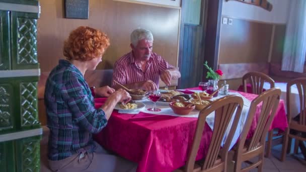 夫妇是他们在中享受用餐的餐厅， — 图库视频影像