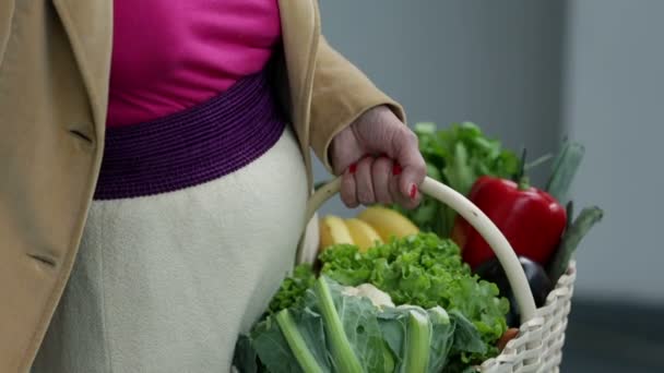 Frau läuft mit Lebensmittelgeschäft auf — Stockvideo