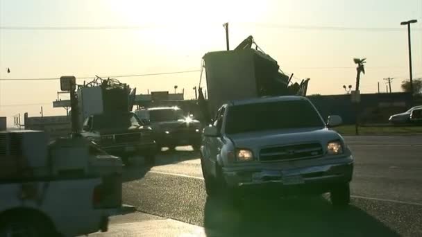 Lastwagen mit Möbeln und anderem Zeug fahren vorbei — Stockvideo