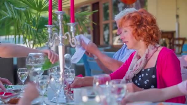 Familia está disfrutando de su almuerzo — Vídeo de stock