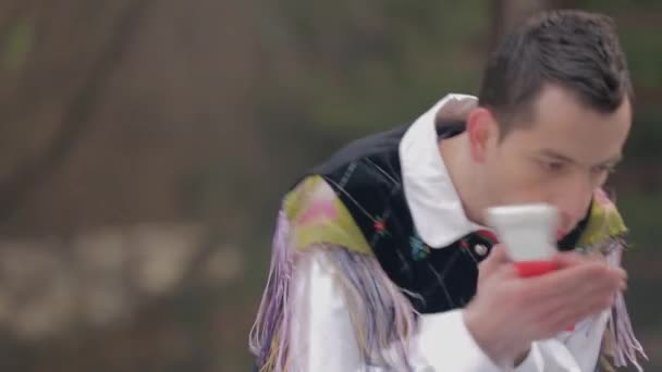 Junge Musikerin putzt Windschutzscheibe — Stockvideo