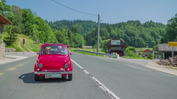 Αυτοκίνητο οδήγηση μέσα από μια μικρή πόλη — Αρχείο Βίντεο