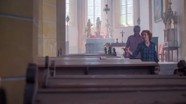 Pareja de ancianos caminando en la iglesia — Vídeos de Stock