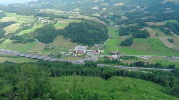 Schöne Landschaft vom Berg aus — Stockvideo