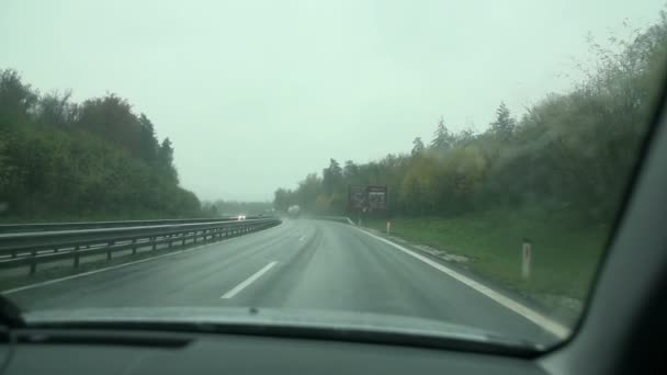 Guidare su un'autostrada in un giorno nebbioso — Video Stock