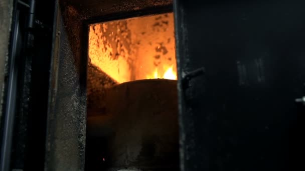 Fuego dentro de un gran horno — Vídeos de Stock