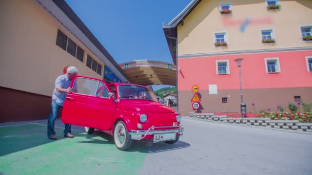 O marido abre a porta dos co-motoristas em um estacionamento — Vídeo de Stock