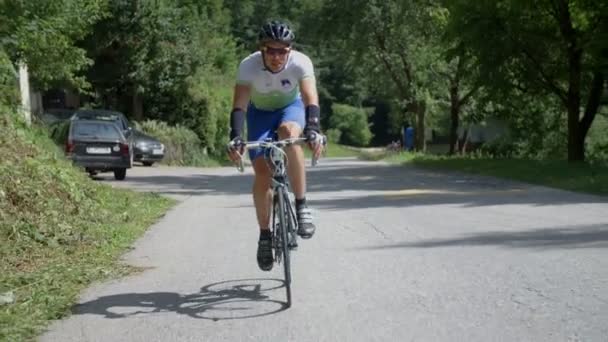 Fietsers rijden op een fiets marathon in Slovenië — Stockvideo