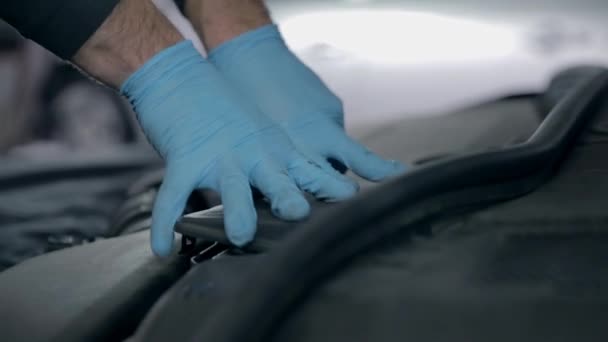 Hombre Cambiando el parabrisas del coche — Vídeo de stock