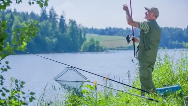 Um pescador está colocando uma nova isca — Vídeo de Stock